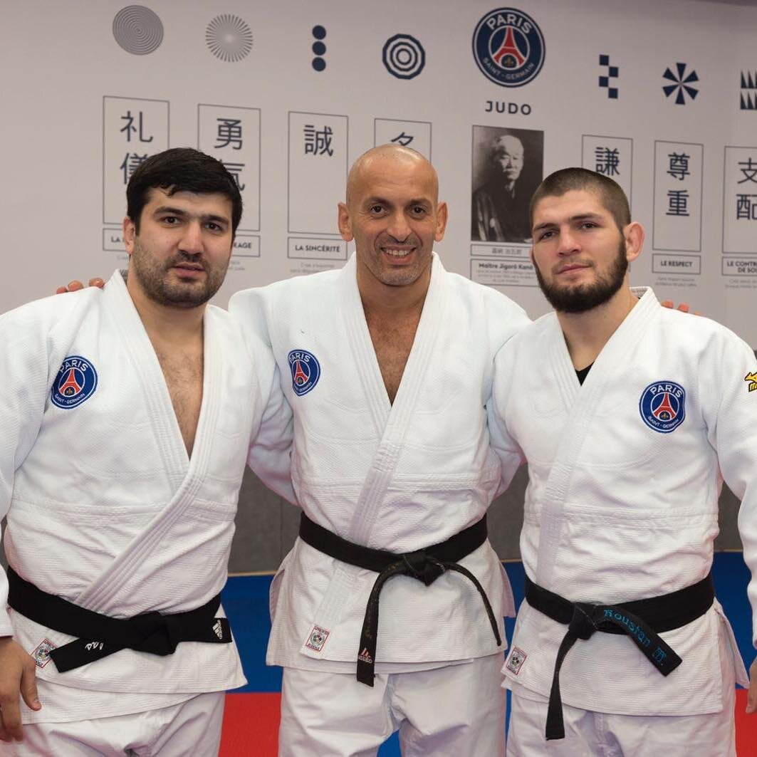 Российский чемпион UFC в легком весе Хабиб Нурмагомедов провел тренировку с дзюдоистами спортивного клуба «ПСЖ». 
До этого Нурмагомедов угадал точный счет матча Лиги чемпионов между «ПСЖ» и «Ливерпулем».

Ранее министр спорта России Павел Колобков объяснил, почему Нурмагомедов не получил звание заслуженного мастера спорта за победу над ирландцем Конором Макгрегором.