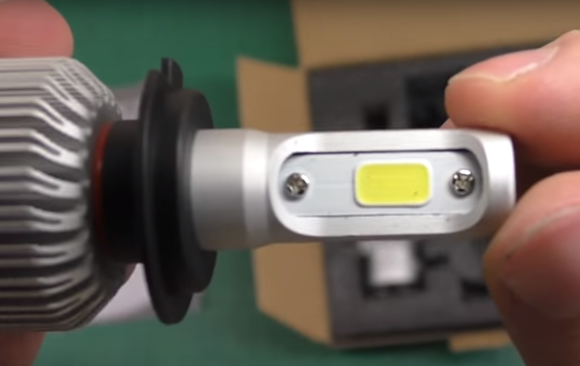 Расположение лампы h4 в фаре. Лед лампа в фаре вертикально или горизонтально. Лед лампы вертикально или горизонтально как правильно. Лед лампы вертикально или горизонтально как правильно. Led лампы h7 sumitomo.