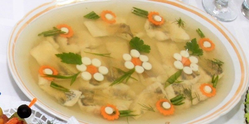 Сейчас я расскажу вам, как приготовить праздничное блюдо - это заливное из рыбы. 