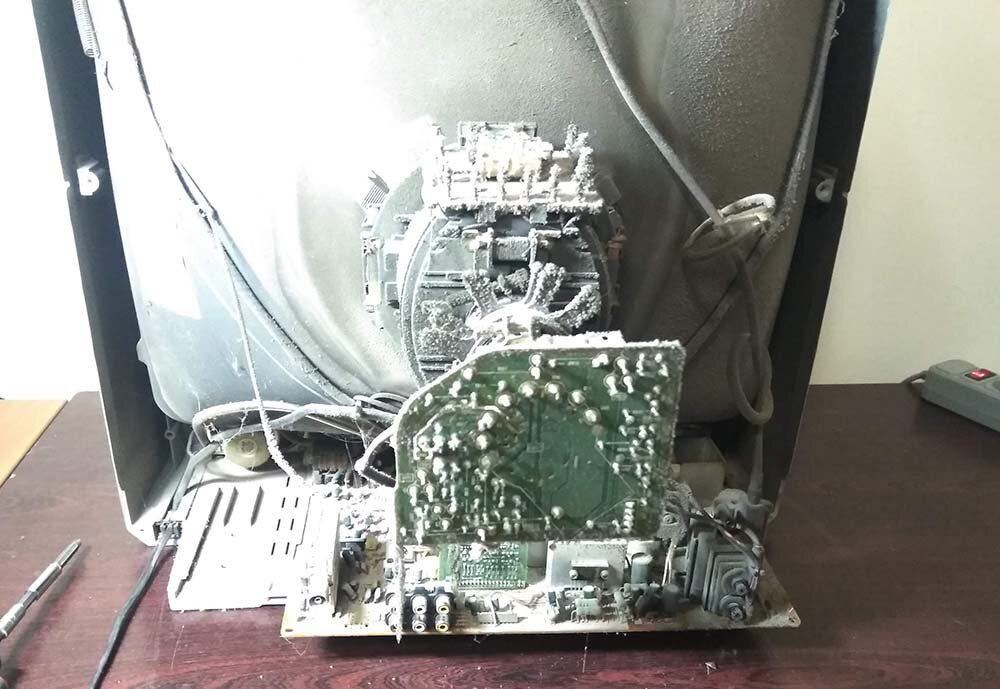 Телевизор после разборки. Телевизор весь загрязнен пылью. 
