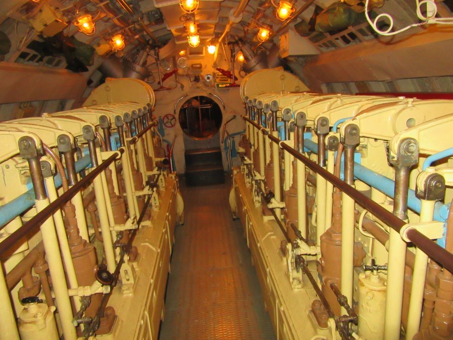 Средний проход в дизельном отсеке "Народовольца"