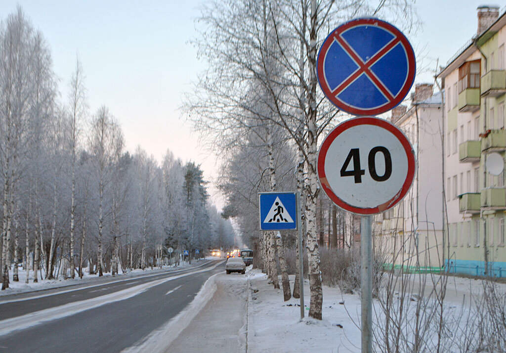 Ограничения в городе. Знаки на дороге. Дорожныетзнаки на дороге. Дорожный знак у дороги. Дорожные знаки на улицах города.