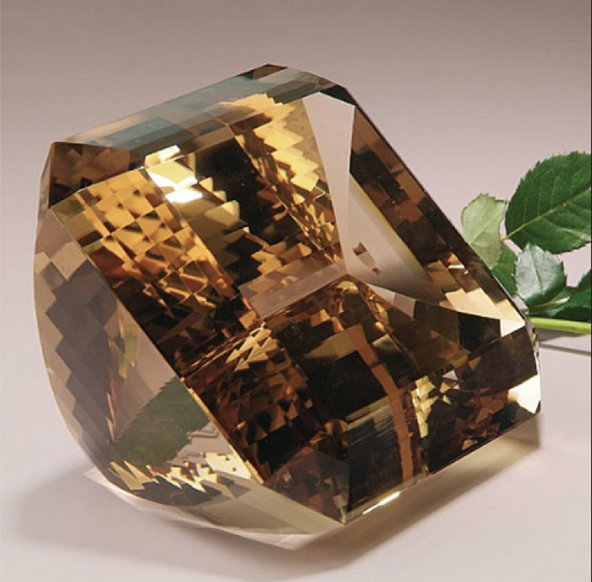 Большой топаз. Браганза топаз. Американский золотой топаз (American Golden Topaz). Topaz камень Gemstone. Чайный топаз.