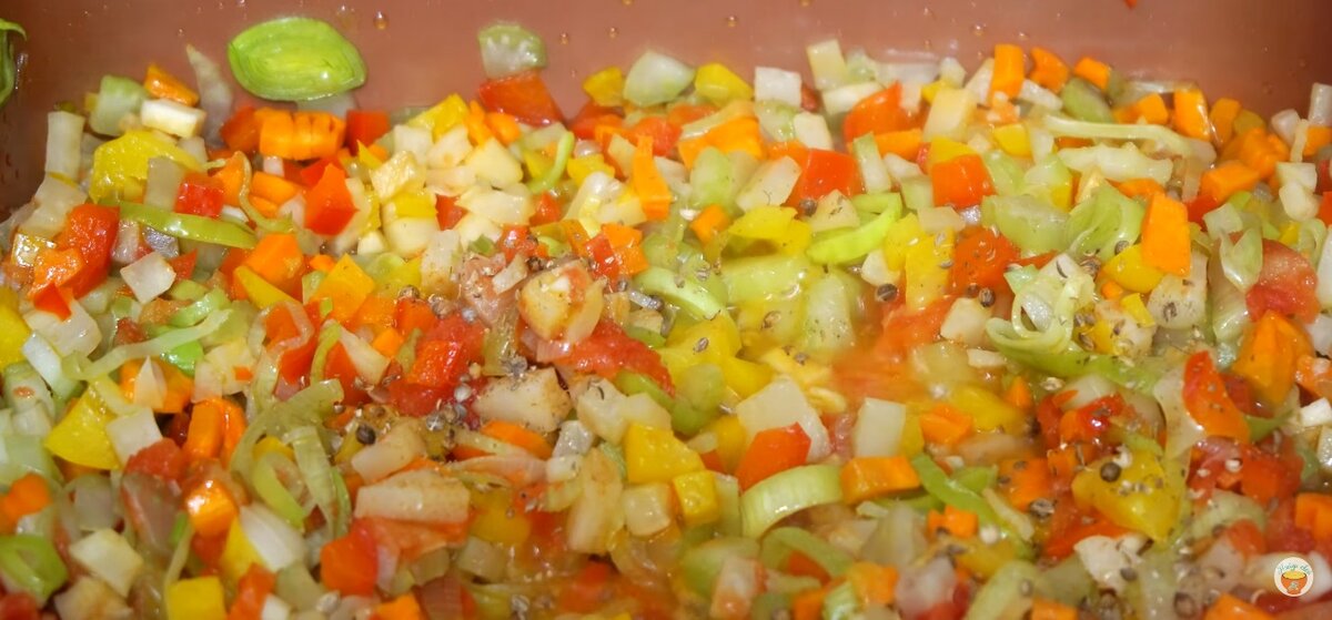 Обжариваем ~5 мин. на сильном огне корень сельдерея и морковь, перемешиваем, затем туда-же добавляем болгарский перец, и жарим ещё ~3 мин, далее также добавляем лук порей, стебель сельдерея, томаты, чеснок, куркума, кориандр, и дожариваем ещё ~3 минуты. Не забываем мешать.