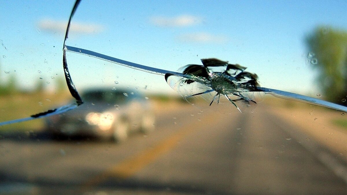Как быстро убрать трещину на лобовом стекле автомобиля - Российская газета