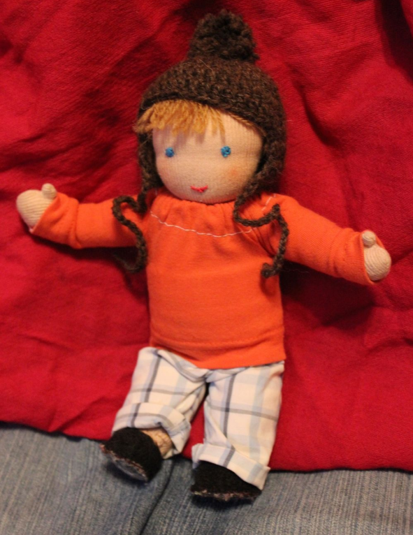 Я шила и вальдорфских кукол-девочек и кукол-мальчиков для своих детей. Голова туго набивается шерстью, а тело более мягкое на ощупь. Куколку удобно держать в руках, можно переодевать, пеленать и даже аккуратно расчесывать