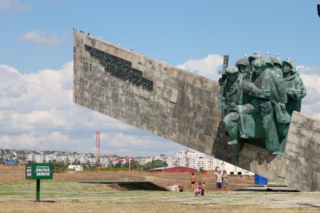 Монументы городам героям. Город герой Новороссийск малая земля. Новороссийск город герой памятники. Памятник малая земля в Новороссийске. Город герой Новороссийск Обелиск.