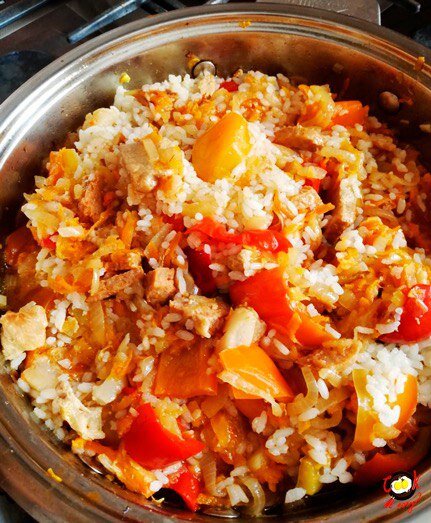 Потомить рис с курицей и овощами
