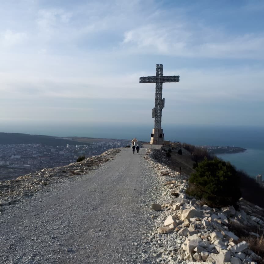 Крест в геленджике на горе