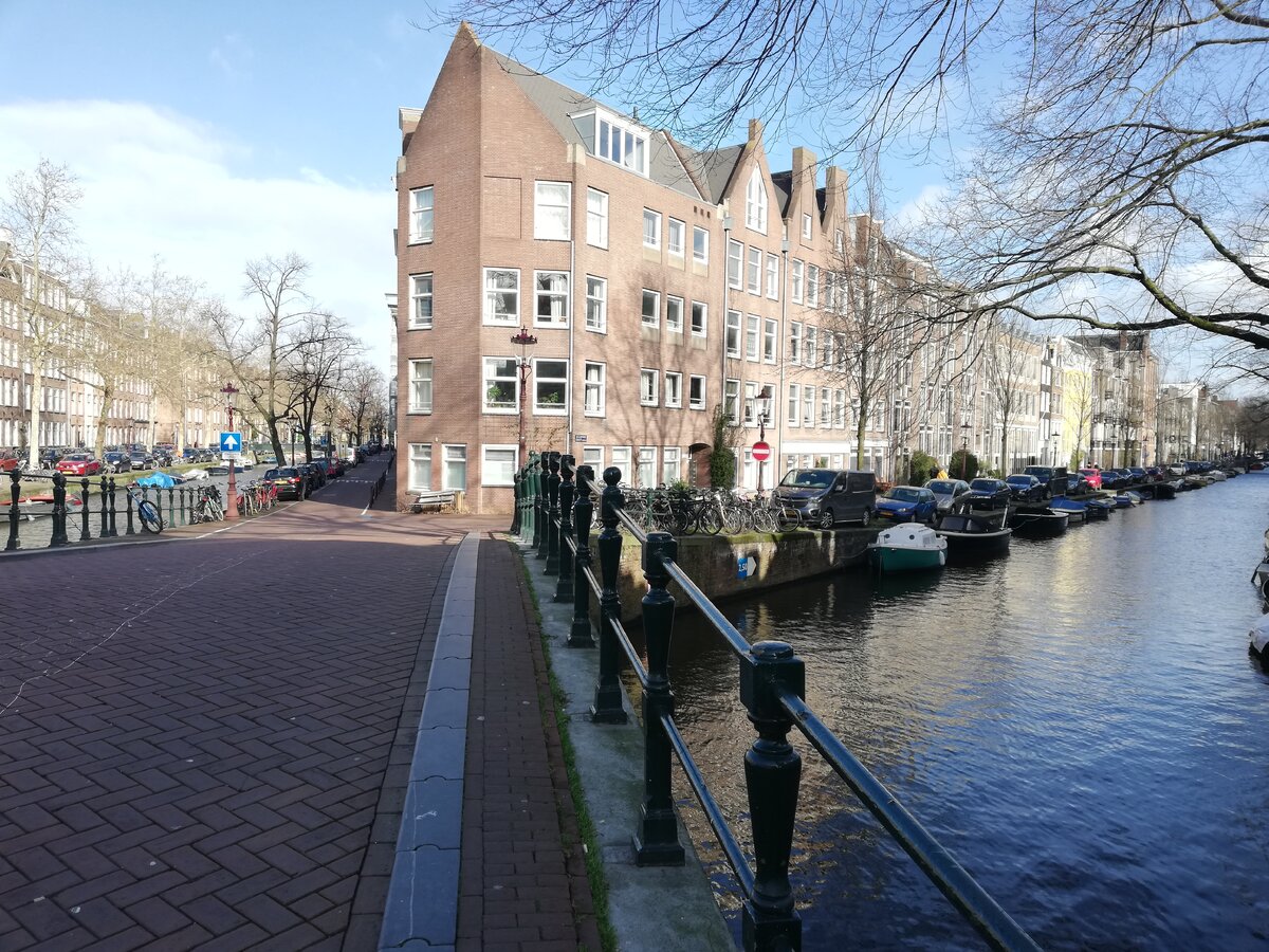 Узкая полоса посередине - для пешеходов, остальная часть отведена для транспорта.