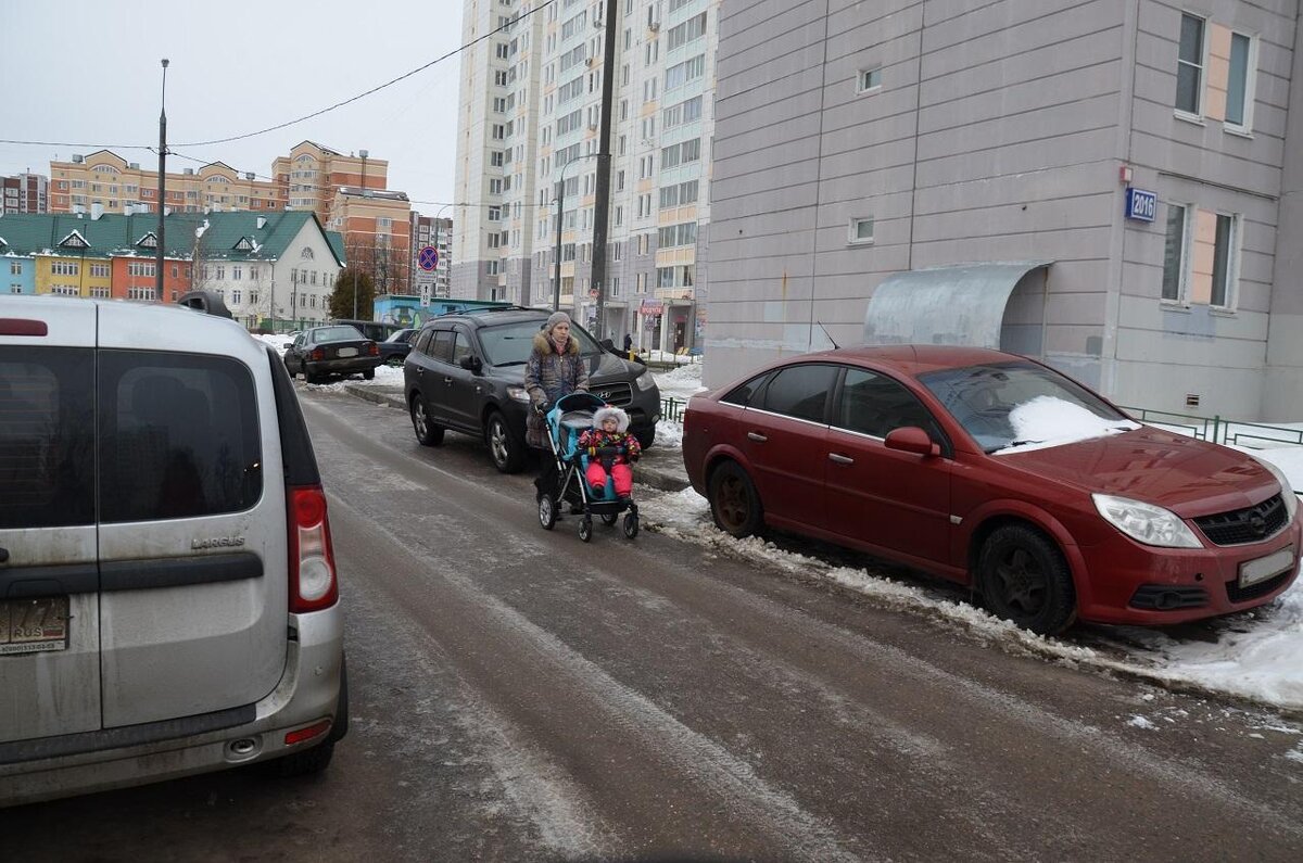 Он припарковался на тротуаре, а ему спустили колеса