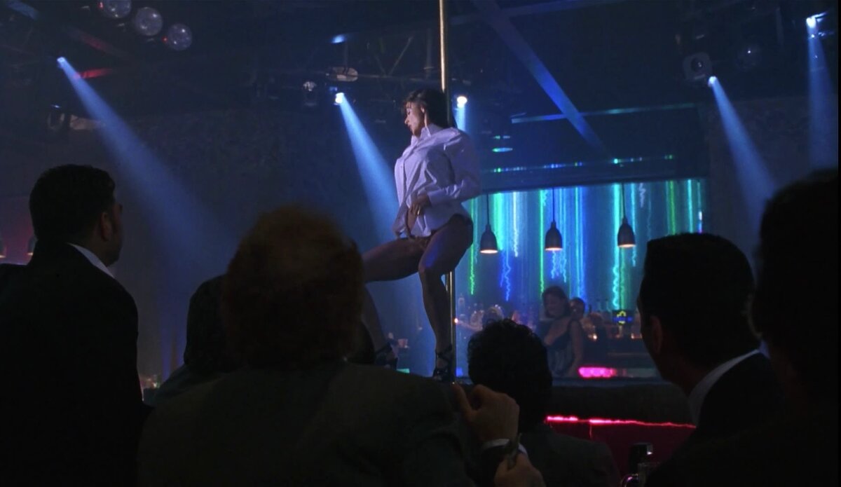 Танец в стрип клубе. Деми Мур стриптиз / Demi Moore striptease ( 1996 ). Деми Мур стриптиз гифка. Деми Мур танец.