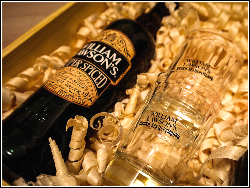 (Фото неизвестного автора. Подарочный набор Виски William Lawson’s Super Spiced /nikitskij.livejournal.com)
