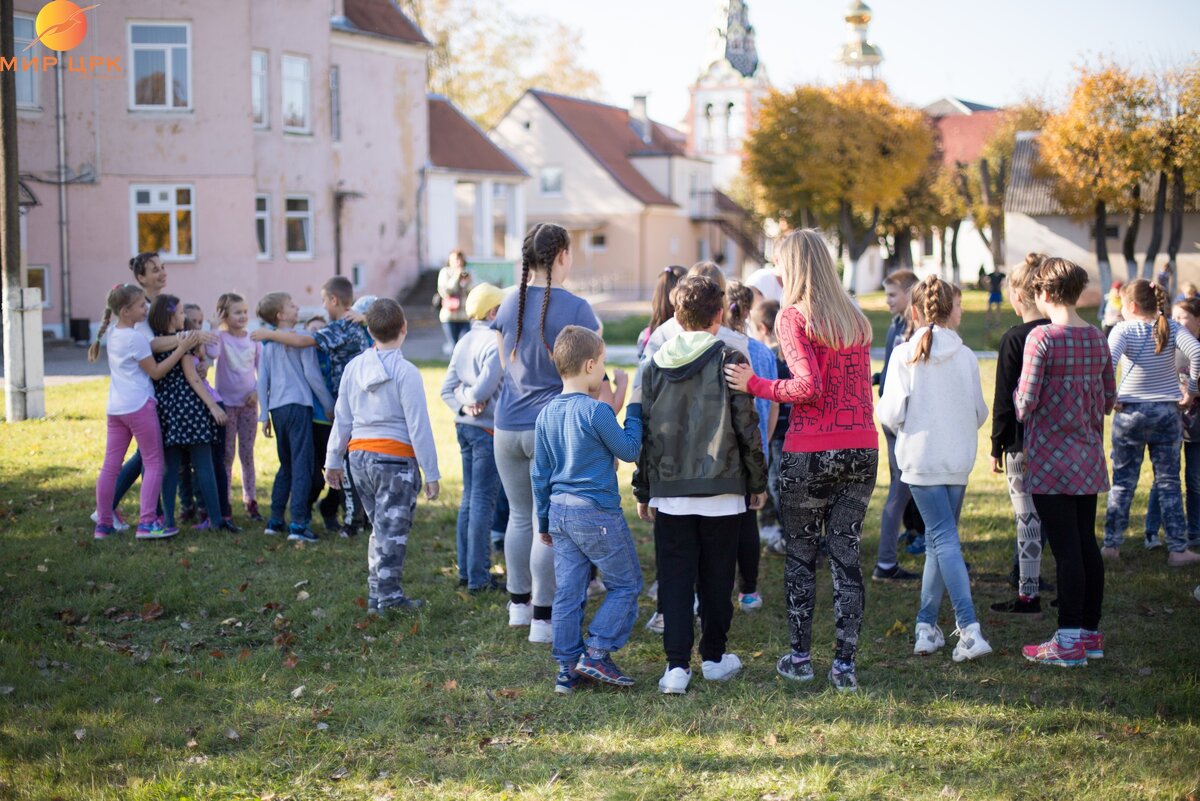 Много споров в обществе о судьбе детских домов, и вполне обоснованных. Казалось бы 21 век на дворе, а мы общество "человеков разумных"  всё ещё не справились с социальной проблемой брошенных детей и неблагополучных семей. Разумное ли мы общество?!? НО..