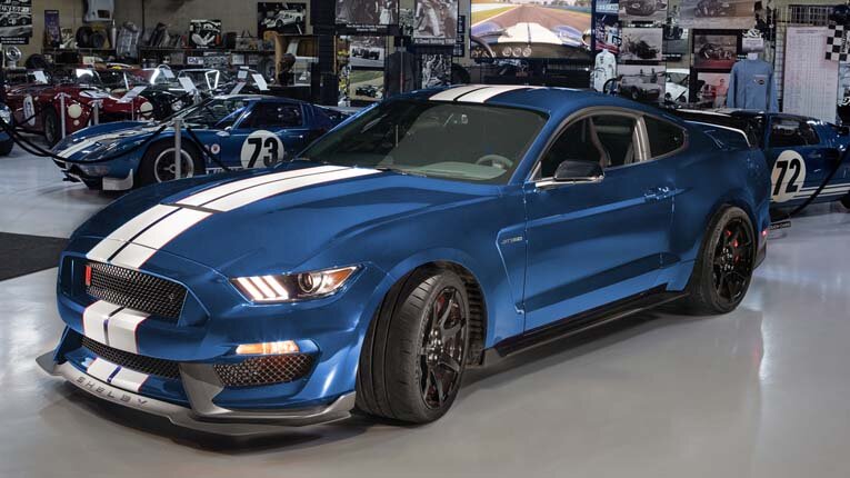 Агрессивный передний сплиттер обеспечивает стабильность Shelby GT350R 2019 на высокой скорости