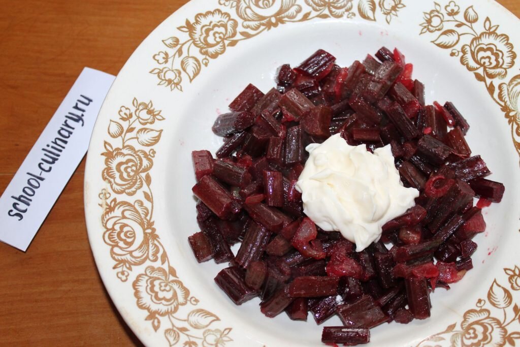 Салат из свекольных листьев. Блюда из свекольных листьев. Блюда из свекольной ботвы. Ботва свеклы рецепты. Свекла с ботвой.