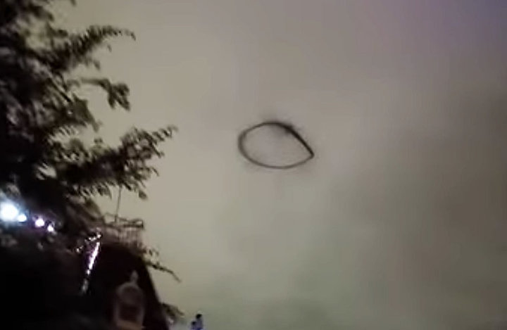 В апреле 2016 года в небе над Королевством Диснейленда в Анахайме, штат Калифорния, снимается круговое черное кольцо.