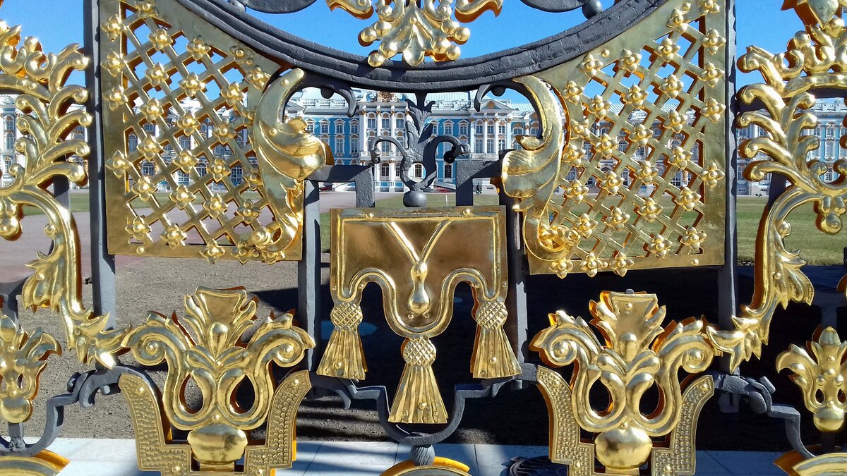 Золотая ворота сайт. Золотистые ворота. Царские резиденции в Нижнем Новгороде. Ворота с золотым лебедем. Красивые павильоны царских резиденций.