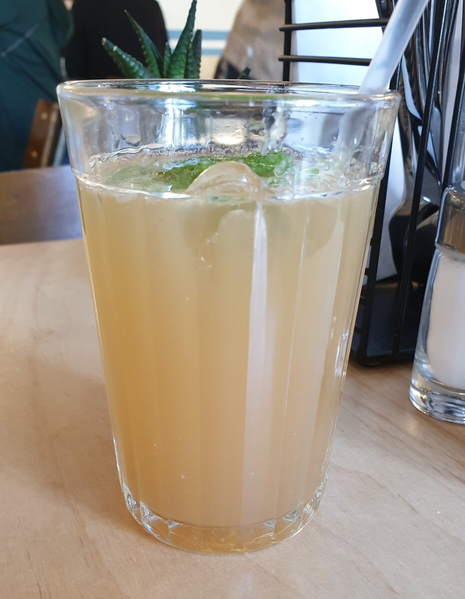 Лимонана: лимонад с мятой