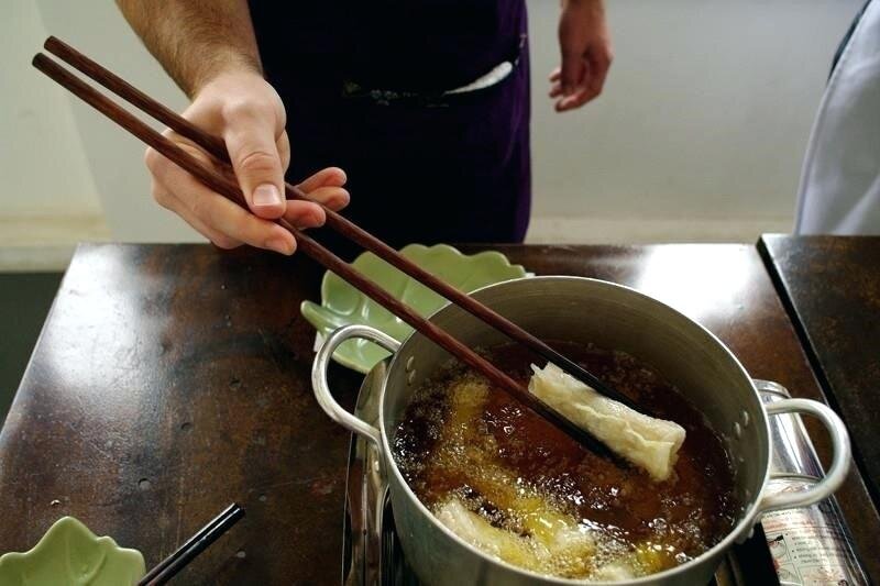 Китайские палочки для супа. Суп палочками. Кушаем палочками суп. Ест суп палочками. Как едят лапшу палочками