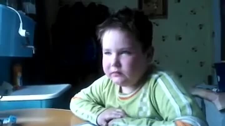 Соблюдая 4 лайфхака из данной статьи, вы избежите таких нелепых ситуаций, как этот мальчик, при заучивании стиха "травка зеленеет" :) Картинка взята с сервиса Яндекс.Картинки