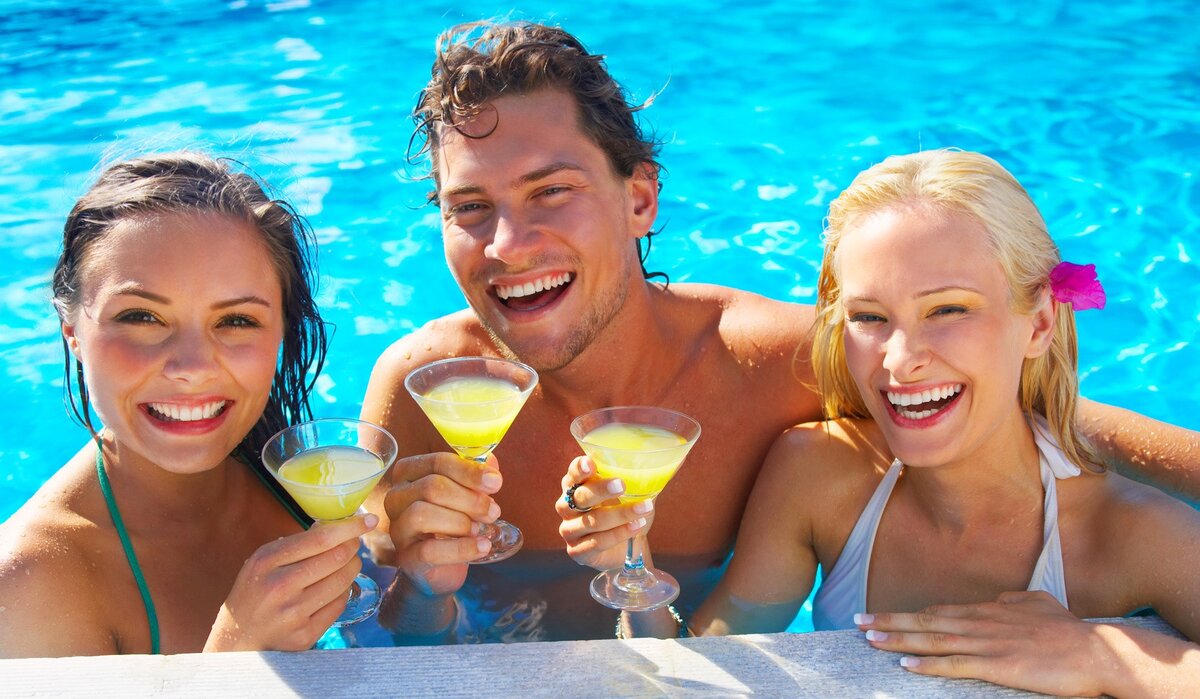 Три человека в бассейне. Пляжная вечеринка. Летняя вечеринка у бассейна. Фотосессия в бассейне. Люди отдыхают в отеле.