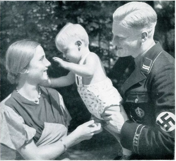 Фото скачано с сайта "ss-blond-wife-baby"