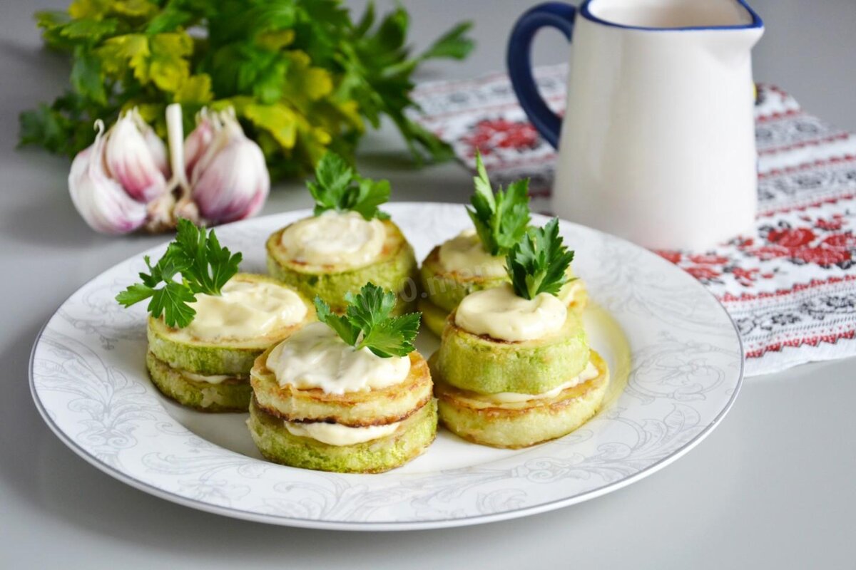 Кабачки жареные на сковороде с чесноком и сыром: рецепт приготовления