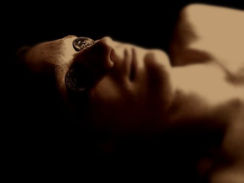 Мертвец с открытыми глазами. Смерть тайвина ланнистера. Класть монеты на глаза умершим. Мертвый человек фильм 2001. Мертвец с открытыми глазами.