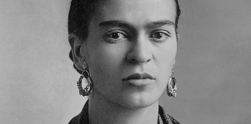 Магдалена Кармен Фрида Кало и Калдерон (на испански: Magdalena Carmen Frida Kahlo y Calderón) е мексиканска художничка, представителка на така нареченото „наивистично изкуство“, известна с непокорния си дух и неконвенционалния си стил както в изкуството, така и в личния си живот. 