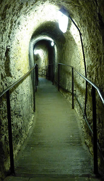 Подземный вход в пещеру Ройстан