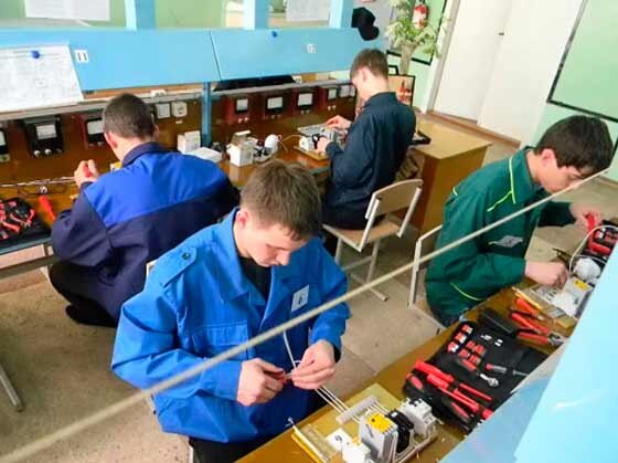 * Обучение в колледже по специальности "Электромонтер"