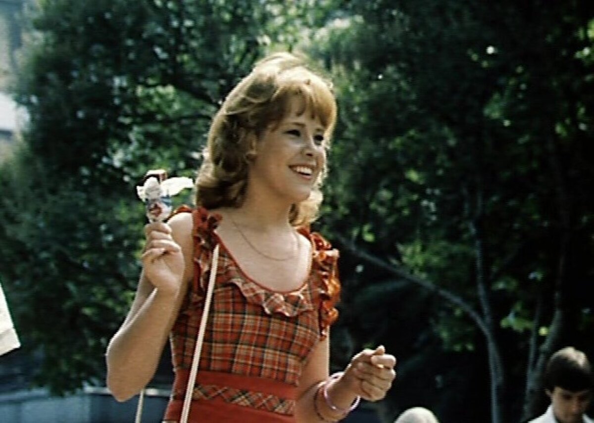 Кадр из фильма. Интересно, осознавала ли молодая Догилева, что улыбка - ее главное сокровище? Такая улыбка способна города брать и пленять армии.