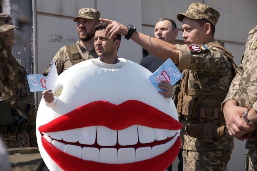 Фотошоп.  Но как наглядно передана мысль о миролюбии новой украинской  администрации на словах. А на деле – продолжающиеся обстрелы Донбасса и  убийство мирных граждан