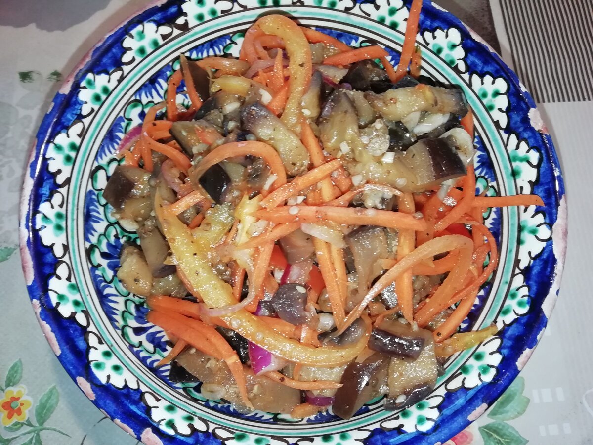 Салат из баклажанов с морковью и огурцами