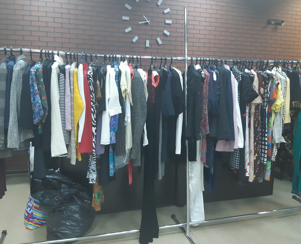 Все на вешалках, как в настоящем сэконд-хенде. Только все бесплатно.