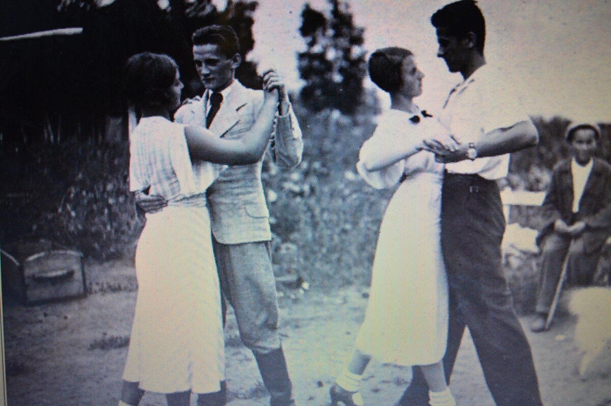 Танго тоже было под запретом,ещё со времён царя-императора. А уж фокстрот и тустеп  -коммунистическая идея отвергала полностью.