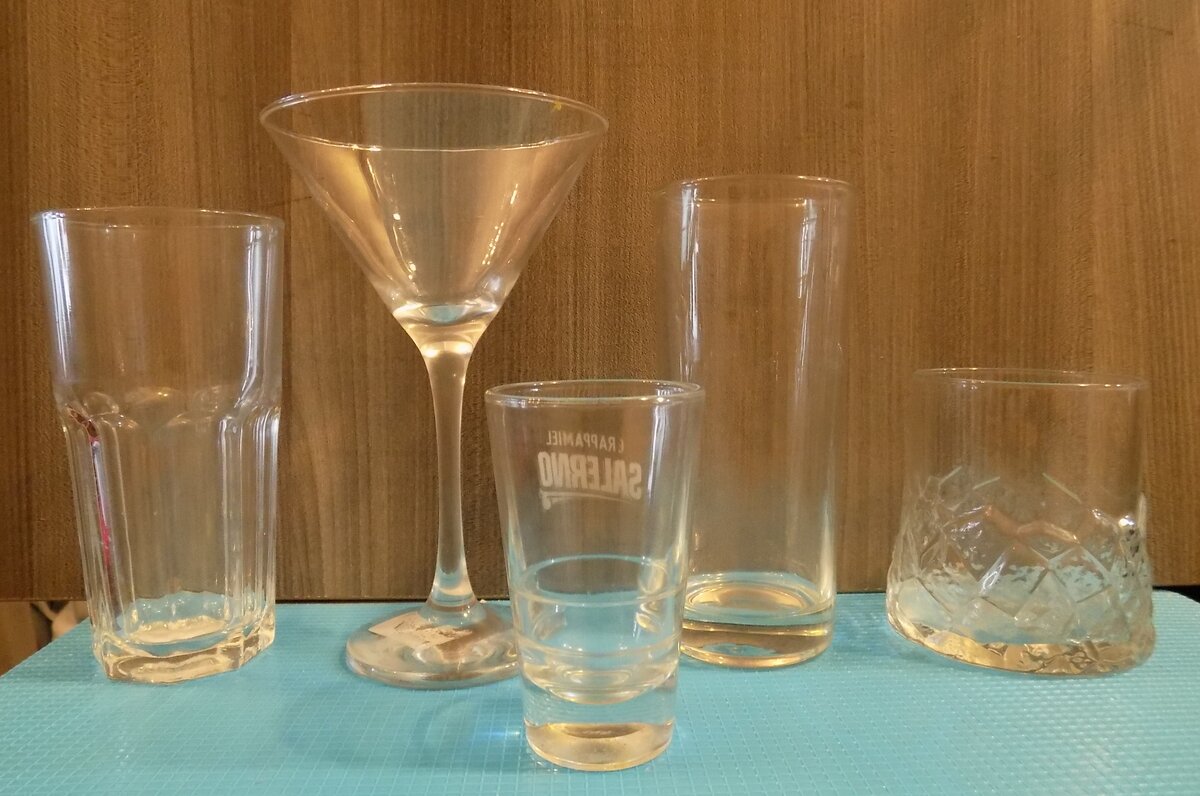 Слева  направо -  хайболл, коктейльный бокал , шот  коллинз,  рокс. Как видите, половина посуды уже есть у вас дома! Уж стопки-то точно :)  В рецептах коктейлей обычно описывается тип стакана в котором их подают.