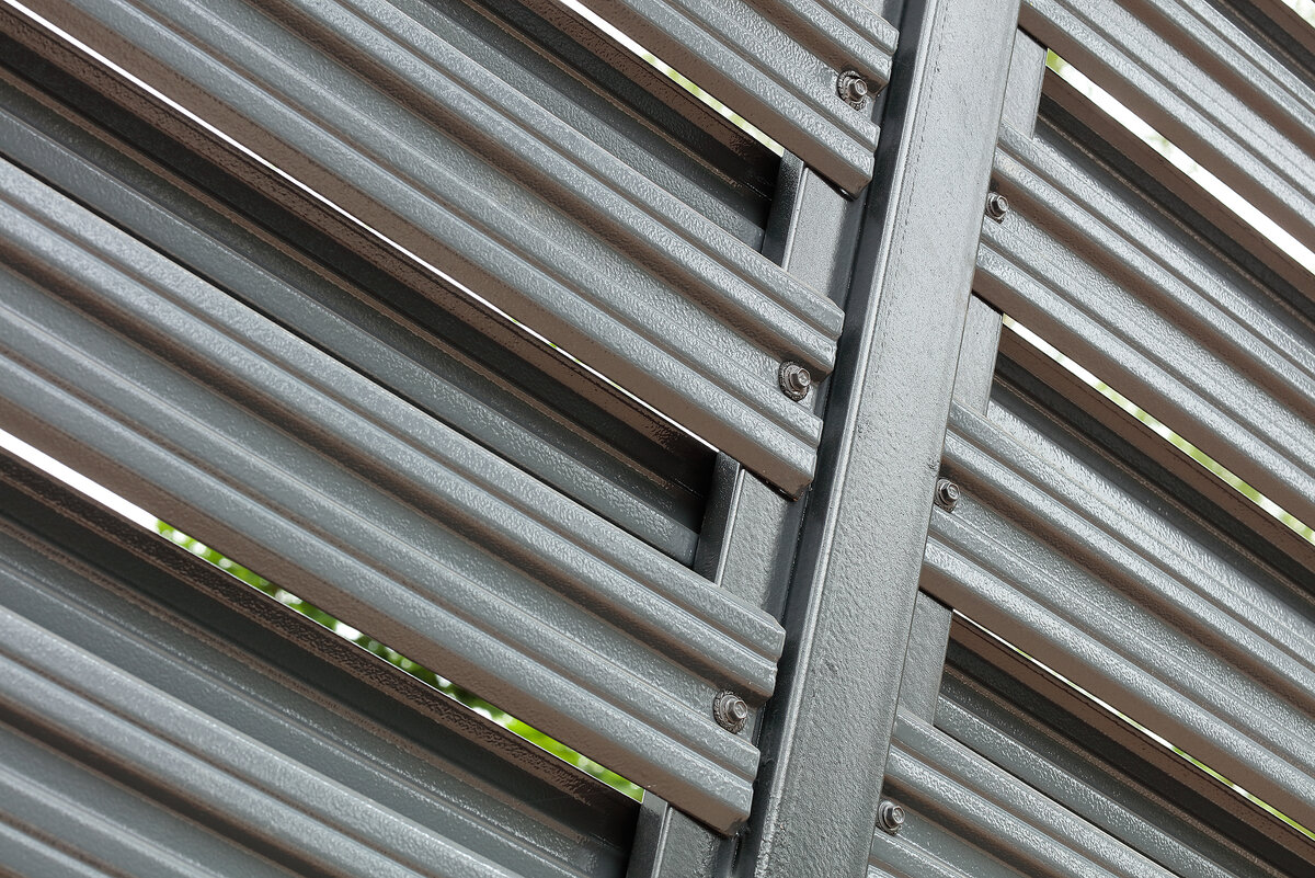 Горизонтальный штакетник в шахматном порядке