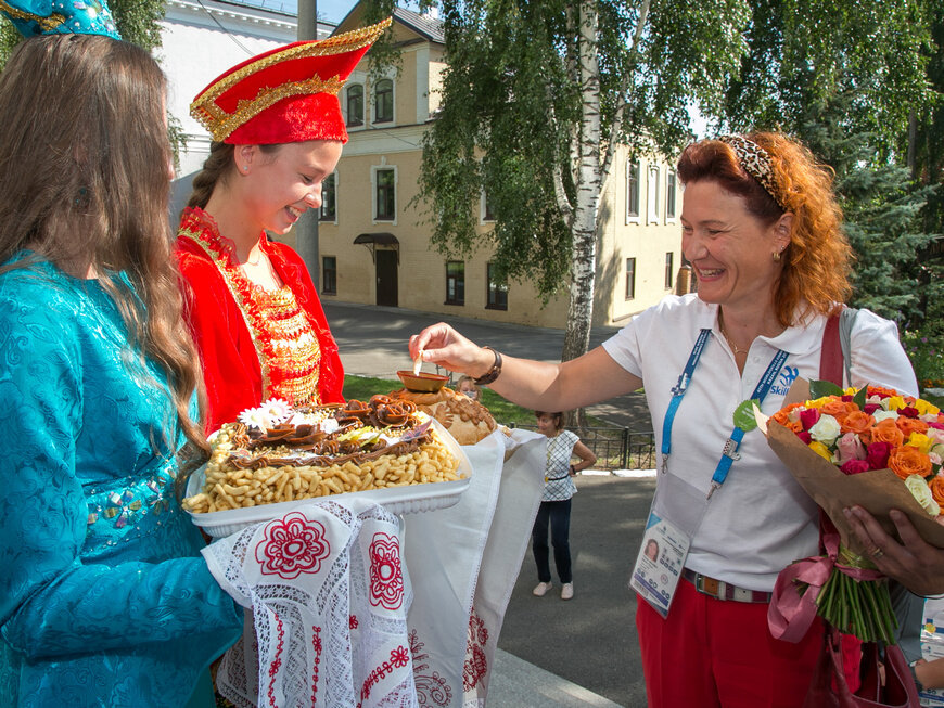 Школьники танцуют на парте