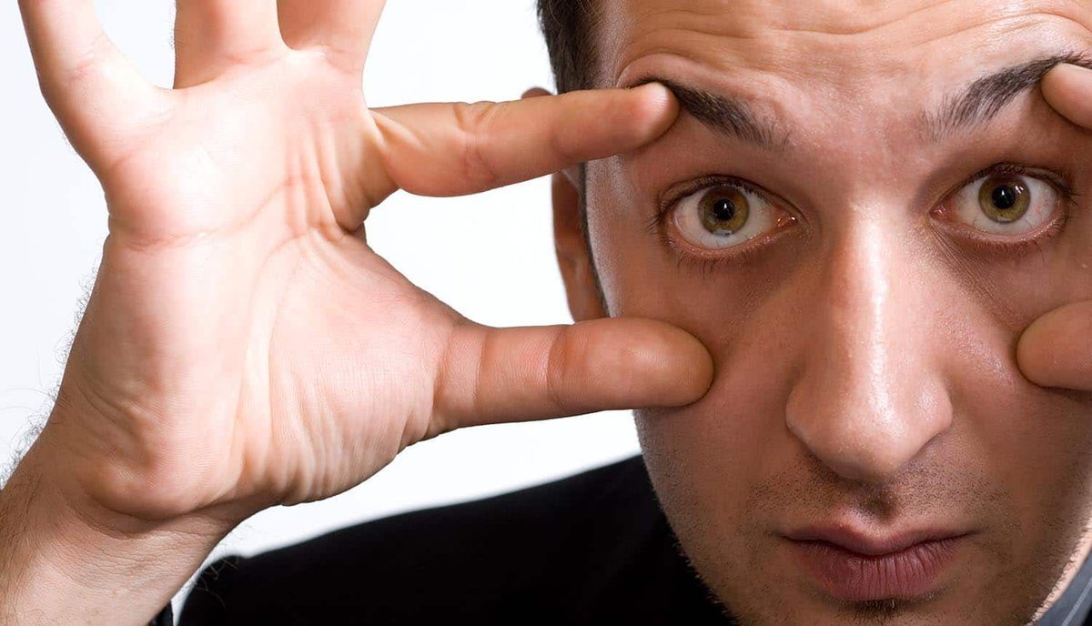 Как понять, что собеседник вас обманывает: 7 жестов, которые выдают лгуна