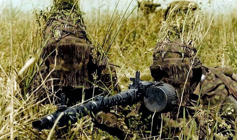 Команда MG, 3-й танковой дивизии СС, попала в засаду со своим MG34 (оснащенным  круглым барабаном «Gurttrommel») во время подготовки к операции «Цитадель», более известной как битва под Курском, Июнь / Июль 1943г.