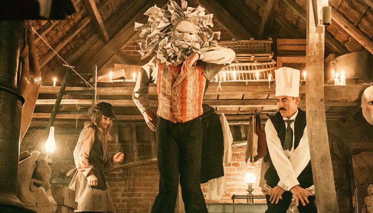 Кадр из кинофильма "До свидания там, наверху" (2017)