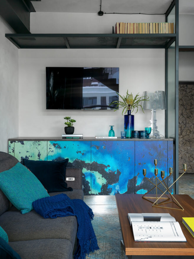 Шкаф с фасадом Neo Loft, Nolte Küchen; диван и стол, BoConcept; подушки, плед, подсвечники, все Crate and Barrel.