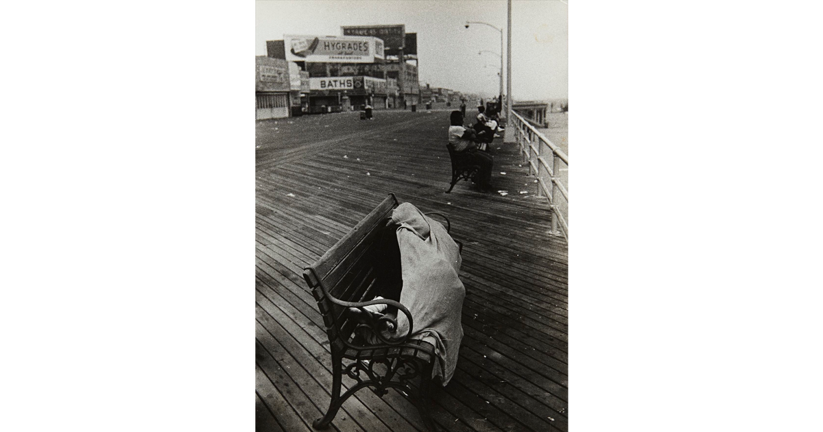 Кони-Айленд (Человек спит на скамейке), 4 июля 1958 г.