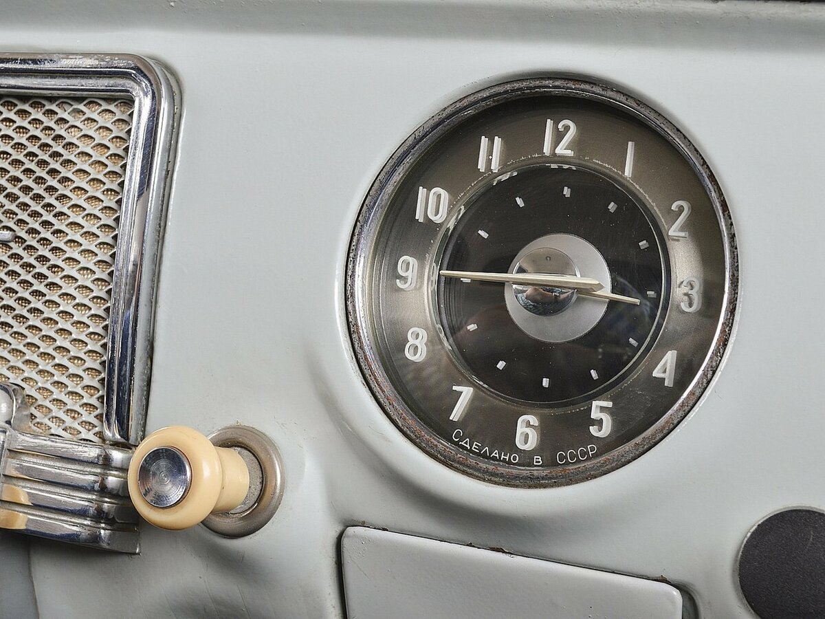 Часы а/м Волга Газ-21. Фото из коллекции Яндекс.