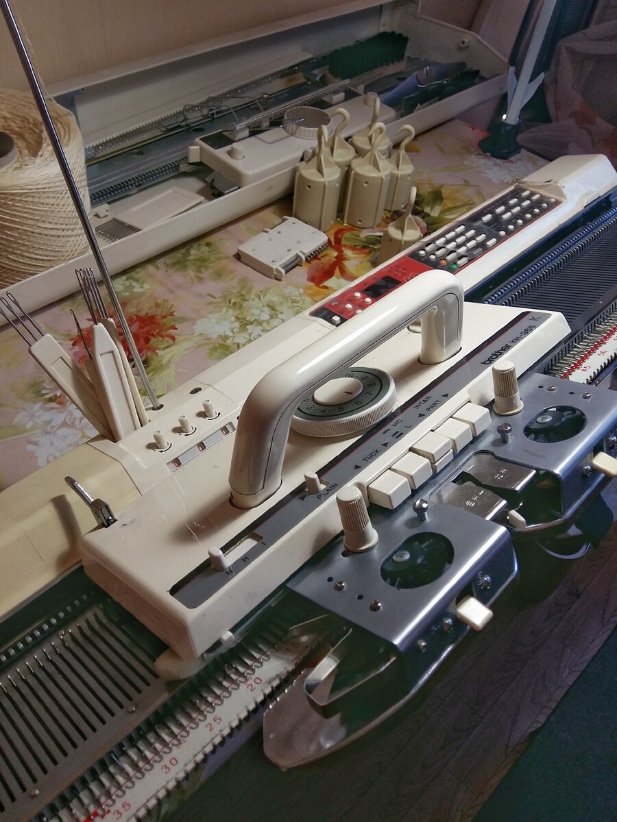 У меня электронный японский  Бразер 5-го класса. Двухфонтурный. С бесконечными возможностями! До сих пор изучаю и жизни на все не хватит!