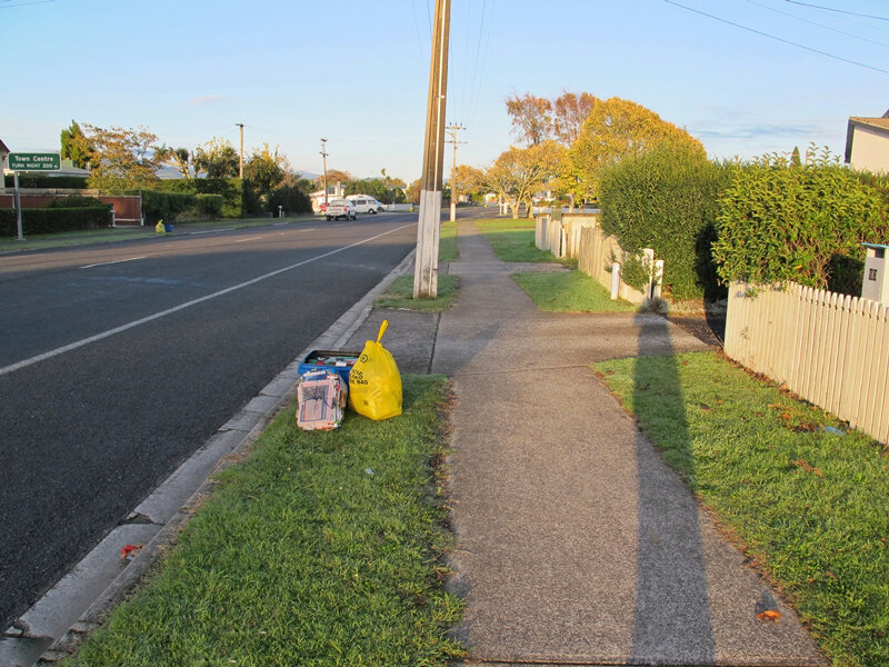 Как видно по фотографии, новозеландцы стараются облегчить работу мусорщиков: относят макулатуру не по одной бумажке, а собирают ее в большие стопки и крепко перевязывают жгутом.