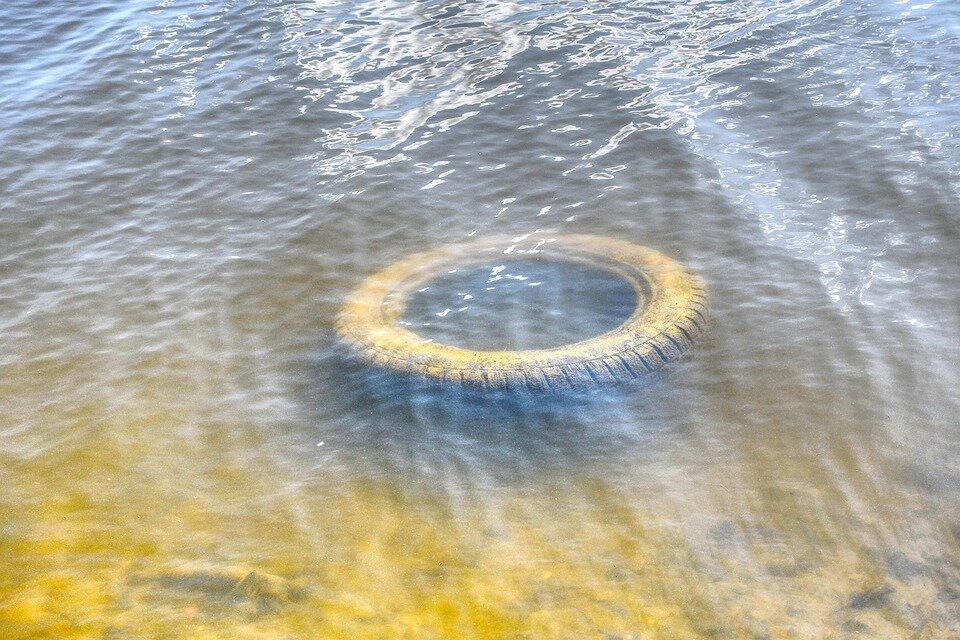 https://pixabay.com/photos/wisla-pollution-water-garbage-4385627/