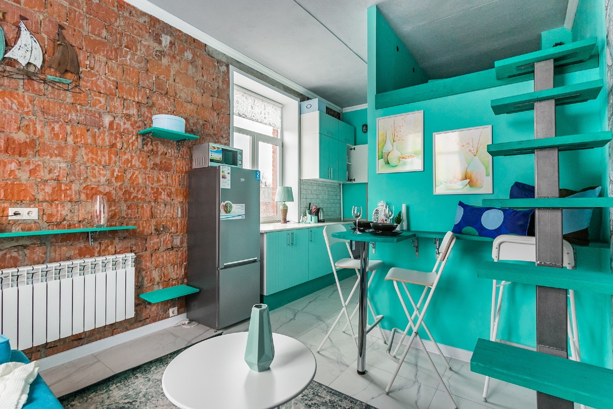 Студия в бирюзовых тонах. Тоже посуточная аренда.